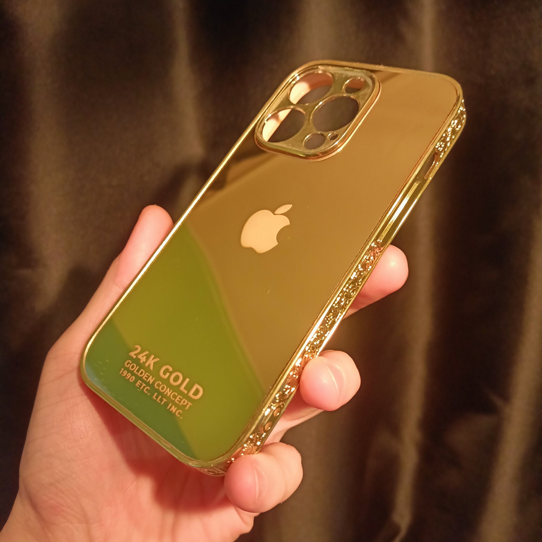 Iphone 13 Premium LV Cover Golden With Diamonds & Chain