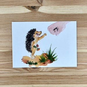 Mutmachkarte, Postkarte mit fröhlichem Igel der die Faust zum Gruß erhebt. Ein freundlicher Gruß voller Aufmunterung "Du schaffst das!"