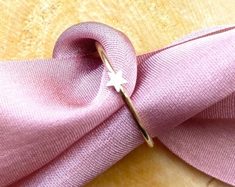 Anillo de apilamiento de estrellas relleno de oro súper delgado y delicado de 14 k / joyería apilable minimalista