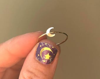 Anillo de oro fino de 14 quilates con forma de media luna. Joya minimalista, moderna, fina y delicada, sin deslustre, ideal para adolescentes, amigas e hijas.