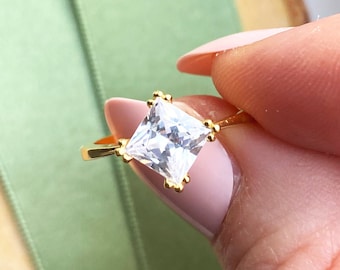 Anillo de imitación de diamante de talla princesa / Cristal de piedra preciosa ética / Baño de oro de 14 k / Regalo de moda para ella