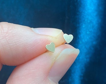 14k oro amarillo lleno corazón pendientes de pernos / delicados pendientes diminutos / diario hipoalergénico / segundo piercing múltiple pendientes de oro