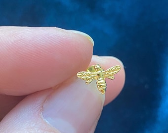 Par de pendientes de oro para sementales de abeja / 24k de oro Vermeil Dainty Ear Jewellery Studs / Non Tarnish Non Allergy Pretty Bee Insect Nature Earrings