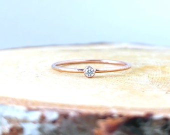 Anillo apilable de circonitas en oro rosa súper fino y delicado, talla J / Joyería minimalista apilable / Regalo para ella
