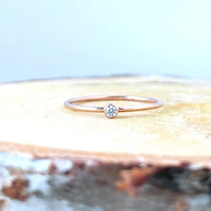 Supersmal, elegant stapelring i roséguld med zirkon STORLEK J | Minimalistiska stapelbara smycken | Present till henne