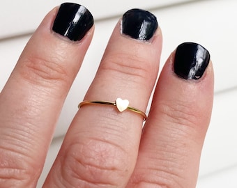 Anillo de corazón delicado / Banda fina apilable con relleno de oro de 14 k / Talla L