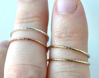 Anillo de apilamiento de textura brillante con relleno de oro amarillo de 14 k súper delgado y delicado / joyería apilable minimalista