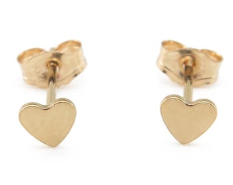 Pendientes de corazón de oro macizo de 14 quilates. Una bonita joya minimalista de inversión. Un regalo para tu hermana, mejor amiga o para usar a diario.