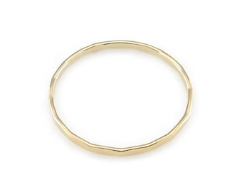 Anillo de apilamiento martillado relleno de oro súper delgado y delicado de 14k / joyería apilable minimalista