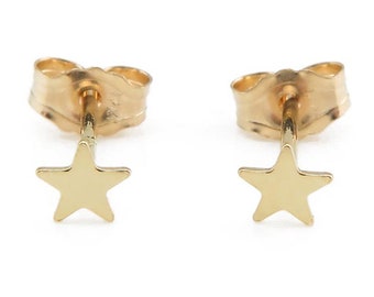 Pendientes de estrella para niña en oro macizo de 14 quilates. Ideales para bautizo, cumpleaños o para niñas con perforaciones.