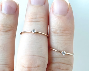 Anillo apilable de circonitas finas en oro rosa / Joyas minimalistas apilables / Banda fina y delgada con cristales