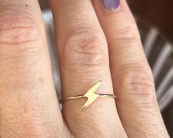 Anillo de rayo delgado relleno de oro de 14 quilates. Joya minimalista, moderna, fina y delicada, sin deslustre, para adolescentes, amigas e hijas.