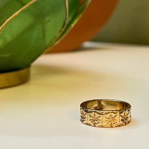 Vintage Carved Foliage Gold Ring