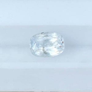 0.95カラットの青みがかったホワイトシルキーサファイア セイロンサファイア 送料無料
