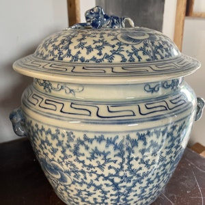 Blue and white ginger jar 9x10