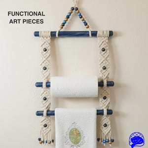 Toallero de macramé hecho a mano - Organizador de pared / Varillas de madera pintadas a mano / Multiusos para cocina y baño - Organizador de joyas / Regalo para el hogar