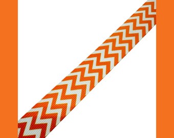 Może przedstawiać: Wstążka w kolorze pomarańczowym z białym wzorem w chevron.