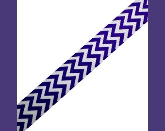 Może przedstawiać: Biała wstążka z purpurowym wzorem w chevron.
