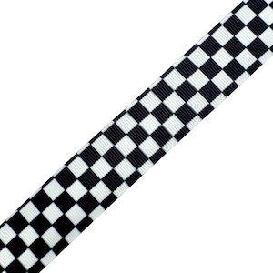 Könnte beinhalten: Schwarz-weißes kariertes Band. Das Band hat eine Satin-Oberfläche und ist perfekt, um Ihren Bastelarbeiten und Projekten einen Hauch von Rennsport-Stil zu verleihen.