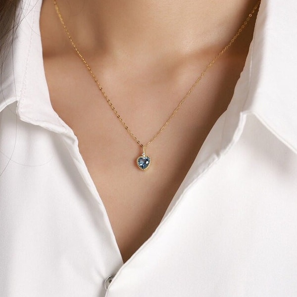 L'étreinte de l'océan | Collier Coeur Zircon Bleu Argent 925 | Bordure et chaîne dorées élégantes | Pendentif d'amour éblouissant | Cadeau intemporel pour elle