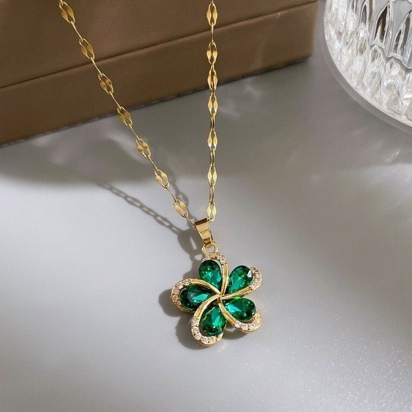 Lucky in Love Collier trèfle à quatre feuilles enchanté | Acier inoxydable et cristal de zircon vert | Bijoux de charme uniques | Cadeau parfait pour elle