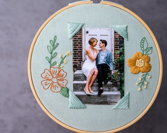 Embroidered floral photo frame, embroidery hoop picture holder, custom embroidery wall art, modern embroidery
