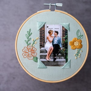 Embroidered floral photo frame, embroidery hoop picture holder, custom embroidery wall art, modern embroidery image 1