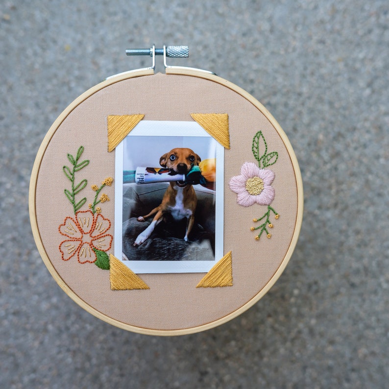 Embroidered floral photo frame, embroidery hoop picture holder, custom embroidery wall art, modern embroidery image 4