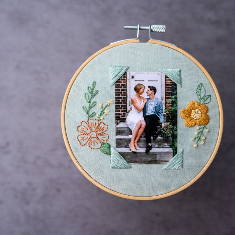 Embroidered floral photo frame, embroidery hoop picture holder, custom embroidery wall art, modern embroidery image 1