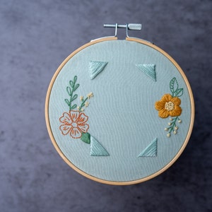 Embroidered floral photo frame, embroidery hoop picture holder, custom embroidery wall art, modern embroidery image 2