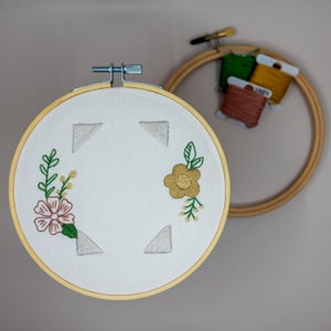 Embroidered floral photo frame, embroidery hoop picture holder, custom embroidery wall art, modern embroidery image 3