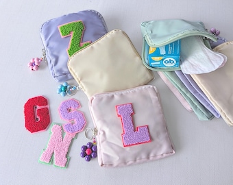 Gepersonaliseerde make-uptas met letters | Menstruatieproducten | Make-uptas en hygiëneartikelen van polyester