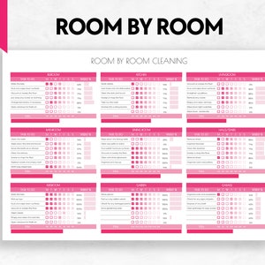 Op de afbeelding: Een roze en witte printbare checklist voor het schoonmaken van een huis, ingedeeld per kamer. De checklist bevat taken die dagelijks, wekelijks en maandelijks moeten worden uitgevoerd, met selectievakjes voor elke dag van de week. De kamers die zijn opgenomen zijn: Badkamer, Slaapkamer, Keuken, Woonkamer, Eetkamer, Hal/Trappen, Kinderkamer, Tuin en Garage.