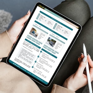 Op de afbeelding: Een tabletscherm dat een reisroute toont met de tekst "Transport Details" en "Next Steps". De route bevat vluchtinformatie van Londen naar de Maldiven en terug, met twee vervoersopties. De tablet wordt vastgehouden door iemands handen.