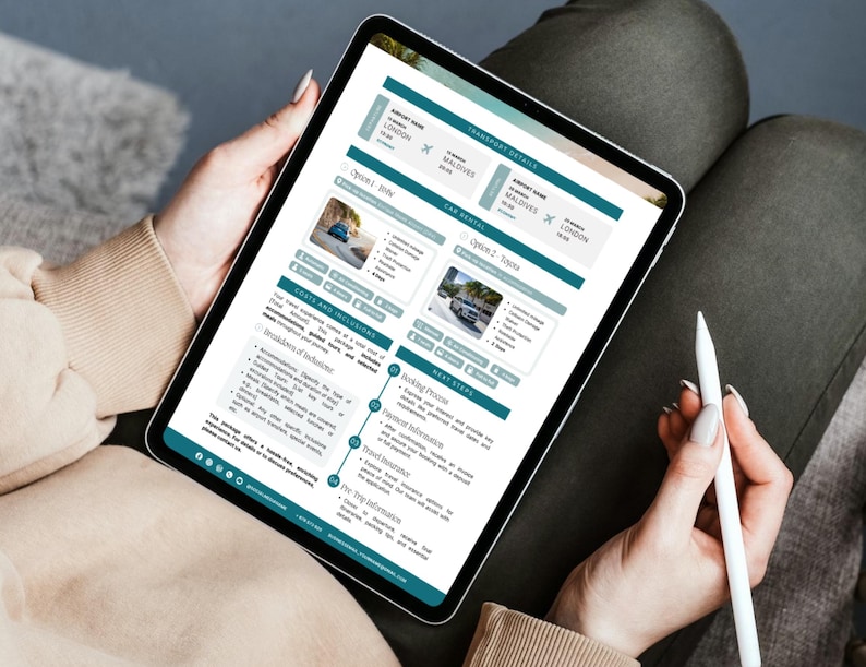 Op de afbeelding: Een tabletscherm dat een reisroute toont met de tekst "Transport Details" en "Next Steps". De route bevat vluchtinformatie van Londen naar de Maldiven en terug, met twee vervoersopties. De tablet wordt vastgehouden door iemands handen.