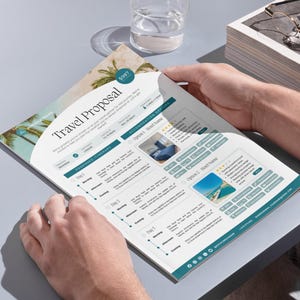 Op de afbeelding: Een sjabloon voor een reisvoorstel met een tropische strandachtergrond. Het document bevat secties voor de voorgestelde route, accommodatieopties en hotelbeoordelingen. Het document is getiteld "Reisvoorstel".