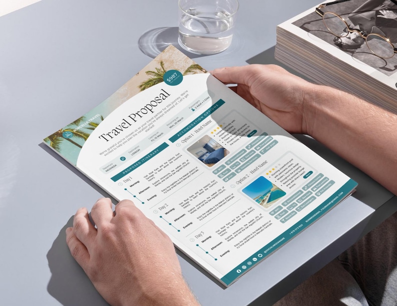 Op de afbeelding: Een sjabloon voor een reisvoorstel met een tropische strandachtergrond. Het document bevat secties voor de voorgestelde route, accommodatieopties en hotelbeoordelingen. Het document is getiteld "Reisvoorstel".