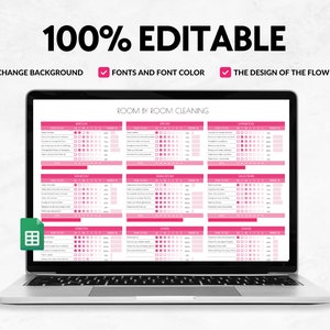Op de afbeelding: Een laptopscherm dat een roze en witte printbare schoonmaakchecklist weergeeft met de titel "Kamer voor kamer schoonmaken". De checklist bevat taken voor elke kamer, zoals slaapkamer, badkamer, keuken en woonkamer. De checklist is verdeeld in secties voor elke dag van de week, met vinkjes voor elke taak. De laptop staat op een wit oppervlak.