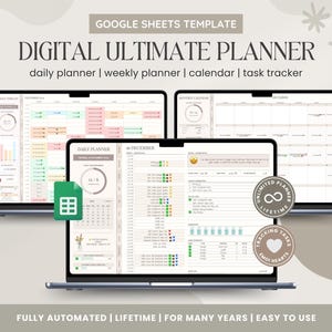 Può includere: Un modello di planner digitale per Google Sheets. L'immagine mostra tre schermate di laptop che mostrano diverse sezioni del planner, tra cui un planner giornaliero, un planner settimanale, un calendario e un tracker delle attività. Il testo "DIGITAL ULTIMATE PLANNER" è visualizzato nella parte superiore dell'immagine.