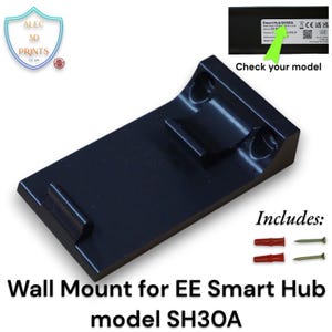 Op de afbeelding: Zwarte wandhouder voor EE Smart Hub model SH30A. De houder is rechthoekig met een gebogen bovenkant en bevat bevestigingsmateriaal. De tekst "Check your model" is ook inbegrepen.