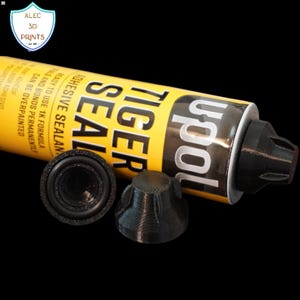 Può includere: Un tubo giallo e nero di sigillante adesivo "TIGER SEAL" con un ugello nero e due parti nere stampate in 3D. Il testo "ALEC 3D PRINTS" è in un logo blu e bianco in alto a sinistra.
