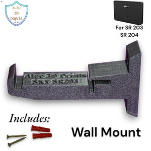 Pode incluir: Um suporte de parede cinzento impresso em 3D para os modelos SR 203 e SR 204, com parafusos e buchas incluídos. O suporte apresenta o texto "ALEC 3D PRINTS" e "SKY SR203". A imagem também mostra um dispositivo preto.
