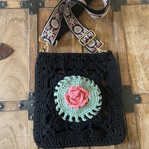 Crochet bag made of tshirt yarn 😊 : r/crocheting