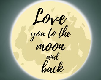 Może przedstawiać: Żółty księżyc z czarnym tekstem nałożonym na niego, który brzmi "Love you to the moon and back".