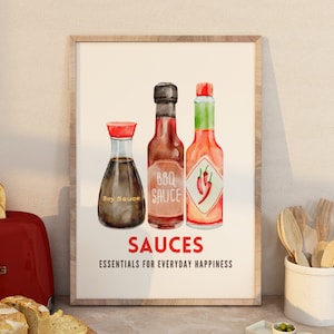 Op de afbeelding: Een aquarel-illustratie van drie flessen saus: sojasaus, BBQ-saus en hete saus. De flessen zijn in een rij gerangschikt en de tekst "SAUCES" en "ESSENTIALS FOR EVERYDAY HAPPINESS" staat onder de flessen.