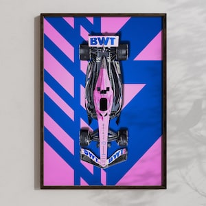 Puede incluir: Un coche de carreras de Fórmula 1 rosa y azul con el texto "BWT Alpine F1 Team" y "10" en el lateral. El coche está enmarcado sobre un fondo geométrico rosa y azul.