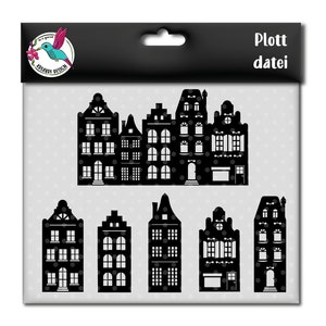 Op de afbeelding: Zwarte silhouet van zeven verschillende huisontwerpen, met een verscheidenheid aan ramen en deuren. De huizen zijn in een rij geplaatst, met het grootste huis in het midden. De afbeelding is op een witte achtergrond met de tekst "Plotdatei" en "SVG" in zwart.