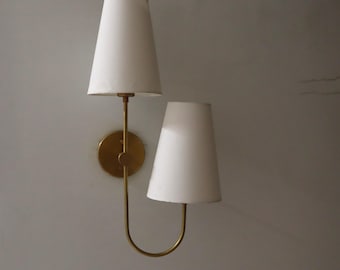 Arandela de parede elegante em latão bruto com 2 braços e cúpula, estilo moderno de meados do século.