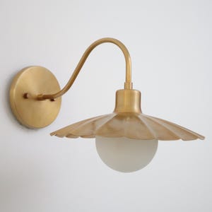 Mid Century Floral Brass Wall Sconce Elegant Flower-Inspired Light Fixture