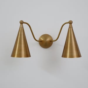 Handgemaakte dubbele schans uit het midden van de eeuw moderne ruw messing wandlamp